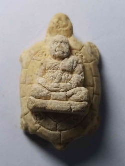 รหัสสินค้า พระไม่ทราบที่ 031 พระเกจิเนื้อผง นั่งอยู่บนหลังพญาเต่าเรือน สร้างปี 2538 มีชื่อย่อวัดอยู่ทางด้านหลัง วนข. ไม่ทราบที่ พระรายการนี้ให้เช่าบูชาแล้ว