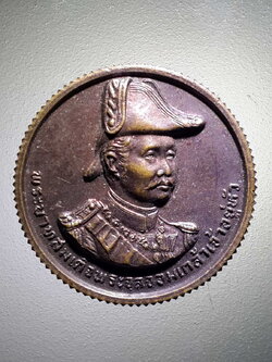 รหัสสินค้า พระมหากษัตริย์ และบุคคลสำคัญ 210 เหรียญกลมขอบสตางค์ ปืนใหญ่ พระบาทสมเด็จพระจุลจอมเกล้าเจ้าอยู่หัว รัชกาลที่ 5 ที่ระลึกในงานสร้างพระบรมราชานุสาวรีย์ ณ.ป้อมพระจุลจอมเกล้า สร้างปี 2535