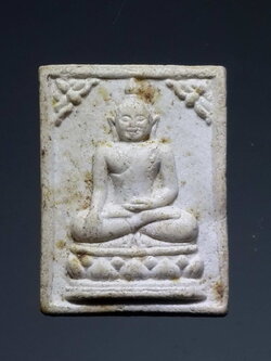 รหัสสินค้า พระไม่ทราบที่ 292 พระพุทธเนื้อผง นั่งฐานบัว หลังยันต์ค่ายกล อักขระขอมล้านนา ไม่ทราบที่