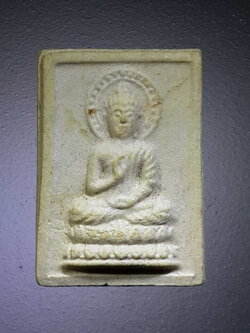 รหัสสินค้า พระไม่ทราบที่ 449 พระพุทธเนื้อผงประทานพร หลังยันต์ห้าไม่ทราบที่