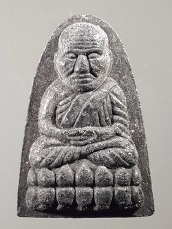 รหัสสินค้า หลวงปู่ทวด วัดต่างๆ 285 หลวงปู่ทวด เหยียบน้ำทะเลจืด เนื้อผงใบลานโรยแร่ หลังตัวหนังสือ น.