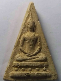 รหัสสินค้า พระไม่ทราบที่ 011 พระผงสามเหลี่ยม พิมพ์พระพุทธนั่งสมาธิ ฐานจุดหลังยันต์ ไม่ทราบที่ พระรายการนี้ให้เช่าบูชาแล้ว