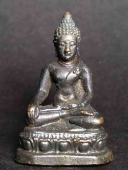 รหัสสินค้า พระกริ่ง พระหล่อ 028 รูปหล่ออุดกริ่งพระพุทธสิหิงค์ เนื้อทองแดงรมดำตอกโค๊ตไม่ทราบที่ พระรายการนี้ให้เช่าบูชาแล้ว