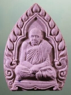 รหัสสินค้า พระมีกล่อง 3958 พระผงเจ้าสัวรับทรัพย์ รูปเหมือน หลังยันต์ตรีนิสิงเห หลวงปู่ทองดำ อินทวังโส รุ่น ฉลองอายุ 86 ปี วัดถ้ำตะเพียนทอง จังหวัดลพบุรี สร้างปี 2561 พระสวยกล่องเดิม