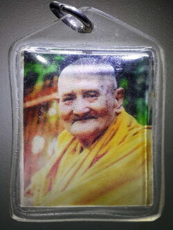 รหัสสินค้า เครื่องราง ล็อตเก็ต ภาพถ่าย 097 ภาพถ่ายสีหลังติดจีวร หลวงปู่แย้ม วัดตะเคียน นนทบุรี