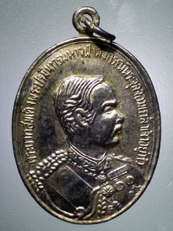 รหัสสินค้า พระมหากษัตริย์ และบุคคลสำคัญ 257 เหรียญกะไหล่เงินพระบาทสมเด็จพระปรมินทรมหาจุฬาลงกรณ์พระจุลจอมเกล้าเจ้าอยู่หัว - หลวงพ่อคูณ วัดบ้านไร่ อำเภอด่านขุนทด จังหวัดนครราชสีมา รุ่นคูณมหาเศรษฐี 9 บารมีสร้างปี 2536