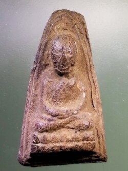 รหัสสินค้า หลวงปู่ทวด วัดต่างๆ 216 หลวงปู่ทวด วัดช้างให้ จังหวัดปัตตานี เนื้อดินเผา สร้างปี 2513 พระครูใบฎีกาขาวสร้าง