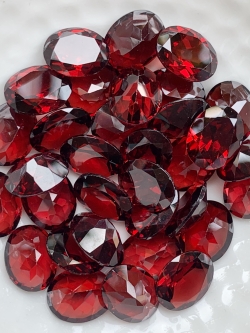 โกเมนไข่ 10x8 มม. 1 เม็ด