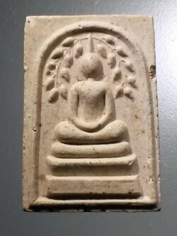 รหัสสินค้า พระสมเด็จ วัดต่างๆ 1038 พระสมเด็จเนื้อผง ปรกโพธิ์ พิมพ์คะแนน หลวงพ่อโพธิ์ วัดพระศรีรัตนมหาธาตุ อำเภอเมือง จังหวัดสุพรรณบุรี สร้างปี 2536 ที่ระลึกอายุครบ 97 ปี