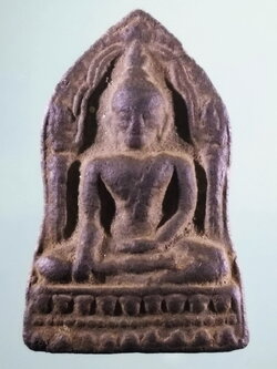 รหัสสินค้า พระเนื้อดิน เนื้อผง เนื้อว่าน 224 พระพุทธชินราช ใบเสมาเนื้อดินเผา กรุวัดหอกลอง จังหวัดพิษณุโลก ขนาดเทียบกับเหรียญบาท