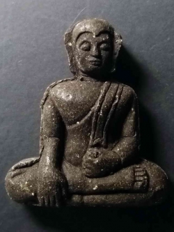 รหัสสินค้า พระไม่ทราบที่ 046 พระผงพิมพ์พระพุทธหลวงปู่ดำ