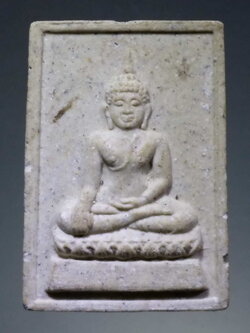 รหัสสินค้า พระไม่ทราบที่ 254 พระผงหลวงพ่อดำ รุ่น 1 ด้านหลังมีชื่อย่อวัด ว.อ.ด.ส. ไม่ทราบที่