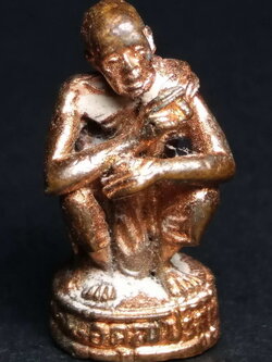 รหัสสินค้า พระกริ่ง พระหล่อ 160 รูปหล่อนั่งเอกลักษณ์เนื้อทองแดงตอกโค๊ต หลวงพ่อคูณ วัดบ้านไร่ อำเภอด่านขุนทด จังหวัดนครราชสีมา