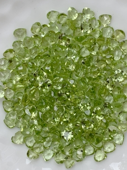 เพอริดอทหัวใจ 3X3 มม. 5 กะรัต