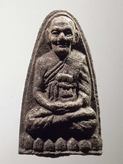 รหัสสินค้า พระไม่ทราบที่ 330 พระผงผสมว่าน รูปเหมือน หลวงพ่อจอบ ไม่ทราบที่