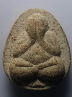 รหัสสินค้า พระปิดตา ทั่วไป 095 พระปิดตาเนื้อผง หลวงพ่อแดง วัดอินทาราม จ.สมุทรสงคราม รุ่นรวยล้นเหลือ พิมพ์เล็ก