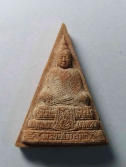 รหัสสินค้า กรุงเทพ 059 พระแก้วมรกตเนื้อผง วัดพระศรีรัตนศาสดาราม หลังตราสัญลักษณ์พิธีกาญจนาภิเษก ปี 2539 พระรายการนี้ให้เช่าบูชาแล้ว