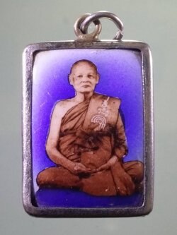 รหัสสินค้า เครื่องราง ล็อตเก็ต ภาพถ่าย 195 ล็อกเก็ตหลวงพ่อแพ วัดพิกุลทอง จังหวัดสิงห์บุรี ที่ระลึกอายุครบ 90 ปี หลวงพ่อแพ หลังยันต์พุฒซ้อน และดอกพิกุล ขนาดเทียบกับเหรียญบาท หายาก สร้างน้อยไม่ค่อยพบเจอ