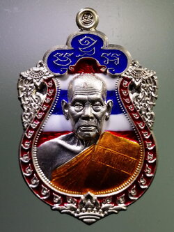 รหัสสินค้า พระมีกล่อง 009 เหรียญเสมาพระพรหม เนื้อกะไหล่เงินลงยาลายธงชาติ รุ่น พรหมพัฒน์พันล้าน ๒ หลวงพ่อพัฒน์ วัดห้วยด้วน อำเภอหนองบัว จังหวัดนครสวรรค์ ตอกโค๊ต หมายเลข ๒๒๑