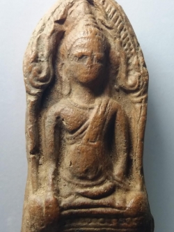 รหัสสินค้า พระกรุ 028 พระร่วงนั่งซุ้มเรือนแก้ว ไม่ทราบกรุ น่าจะขึ้นกรุทางนครสวรรค์ พระได้มาจากจังหวัดนครสวรรค์