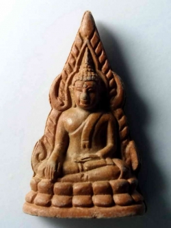 รหัสสินค้า พระไม่ทราบที่ 098 พระพุทธชินราชเนื้อดิน หลังอกเลา ธรรมจักร ไม่ทราบที่