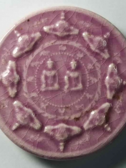 รหัสสินค้า จตุคามรามเทพ 002 จตุคามรามเทพ เนื้อกระเบื้องเคลือบสีม่วง ไม่ทราบรุ่น ด้านหลังเชียนว่า อยู่ดีมีสุขเศรษฐีอมตะ พระรายการนี้ให้เช่าบูชาแล้ว