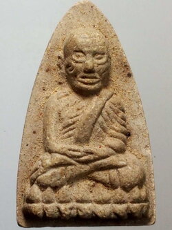 รหัสสินค้า หลวงปู่ทวด วัดต่างๆ 187 หลวงปู่ทวด วัดช้างให้ จังหวัดปัตตานี เนื้อผงสีเทา หลังเรียบ ไม่ทราบปีที่สร้าง