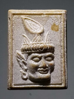 รหัสสินค้า พระไม่ทราบที่ 394 เศียรพ่อแก่ เนื้อผง หลังกลอง ไม่ทราบสำนัก พระรายการนี้ให้เช่าบูชาแล้ว