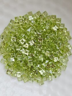 เพอริดอทสี่เหลี่ยม 2.5x2.5mm. 5 กะรัต