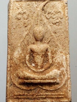 รหัสสินค้า พระไม่ทราบที่ 181 พระพุทธเนื้อผงใบโพธิ์ หลังเจดีย์สามองค์ ด้านหลังมีตัวอักษรย่อ ช.ม.ไม่ทราบที่ พระรายการนี้ให้เช่าบูชาแล้ว