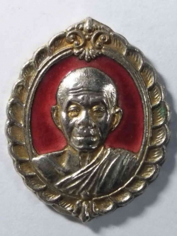 รหัสสินค้า นครราชสีมา 087 เหรียญชุบนิเกิ้ลลงยาแดง หลวงพ่อคูณ วัดบ้านไร่ รุ่นสมทบทุนมูลนิธิส่งเสริมศิลปาชีพ สร้างปี 2536