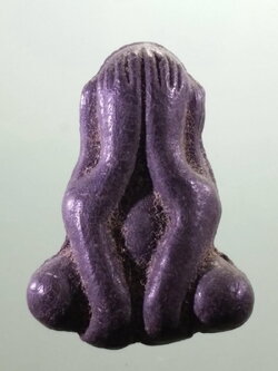 Antig FB 12182 พระปิดตาเนื้อผงใบลาน ไม่ทราบที่ ขนาดเทียบกับเหรียญบาท