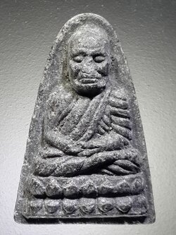 รหัสสินค้า หลวงปู่ทวด วัดต่างๆ 421 หลวงปู่ทวด เนื้อผงใบลานหลังอูม พิมพ์คล้ายปี 24 ไม่ทราบรุ่น พระรายการนี้ให้เช่าบูชาแล้ว