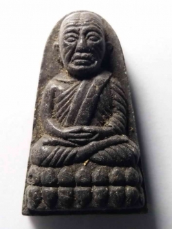 รหัสสินค้า หลวงปู่ทวด วัดต่างๆ 039 หลวงปู่ทวดเนื้อว่าน หลังยันต์นะเฉลียวเพชร พิมพ์กลาง วัดช้างให้ จังหวัดปัตตานี ไม่ทราบปีที่สร้าง