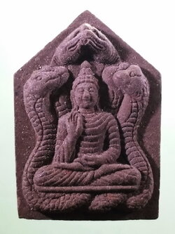 รหัสสินค้า พระมีกล่อง 4032 พระเนื้อผงผสมว่านพิมพ์ห้าเหลี่ยม พระเจ้าใหญ่ด่านเกวียนลั่น วัดป่าศรีวิชัยฯ อำเภอปทุมราชวงศา จังหวัดอำนาจเจริญ