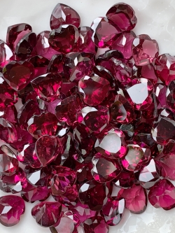 โรโดไลท์หัวใจ 6 มม. 5 กะรัต