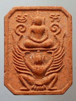 รหัสสินค้า พระไม่ทราบที่ 129 พระเนื้อดินเผาพิมพ์ขี่ครุฑ หลังยันต์ เกราะเพชร ไม่ทราบที่ พระรายการนี้ให้เช่าบูชาแล้ว