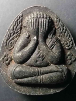 รหัสสินค้า ปัตตานี 011 พระปิดตาเนื้อผง หลวงปู่ทวด วัดช้างให้ จังหวัดปัตตานี สร้างปี 2538 ที่ระลึกเฉลิมพระเกียรติครองราช 50 พรรษา พระรายการนี้ให้เช่าบูชาแล้ว