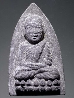 รหัสสินค้า หลวงปู่ทวด วัดต่างๆ 334 หลวงปู่ทวด วัดช้างให้ จังหวัดปัตตานี เนื้อว่าน พิมพ์เตารีด หลังตัวหนังสือนูน