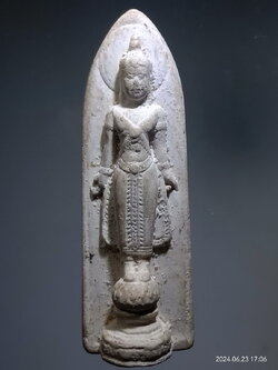 รหัสสินค้า พระเนื้อดิน เนื้อผง เนื้อว่าน 304 พระผงจักรพรรดิ์ หลวงตาม้า วัดถ้ำเมืองนะ จังหวัดเชียงใหม่ พิมพ์พระพุทธปางเปิดโลก หายาก ไม่ค่อยพบเจอ พระรายการนี้ให้เช่าบูชาแล้ว