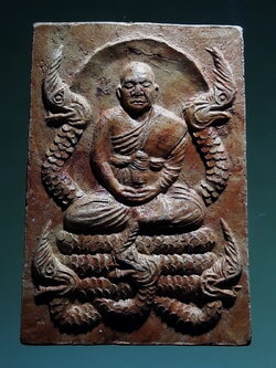 Antig FB 12685 พระเนื้อดินเผา เคลือบแลคเกอร์ พระเกจิอาจารย์ นั่งพญานาค 5 ตัว รุ่นเบญจนาคา ไม่ทราบที่