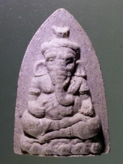 Antig Pim 117 พระพิฆเณศวรเนื้อผง ผสมข้าวก้นบาตร รุ่นสัจจะบารมี หลวงพ่อเกษม เขมโก สำนักสุสานไตรลักษณ์ จังหวัดลำปาง หายาก สร้างน้อย ไม่ค่อยพบเจอ