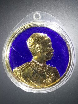 รหัสสินค้า พระมหากษัตริย์ และบุคคลสำคัญ 226 เหรียญ กะไหล่ทองลงยาสีน้ำเงิน รัชกาลที่ 5 พระจุลจอมเกล้าเจ้าอยู่หัว หลังพญาครุฑ รุ่นสมทบทุนมูลนิธิ กศน. สร้างปี 2537