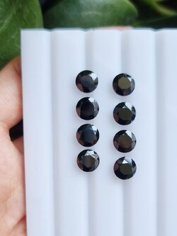 นิลกลม เจียรเหลี่ยม 8.0 mm. 1 เม็ด