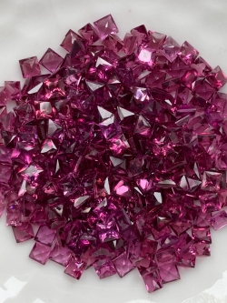 โรโดไลท์สี่เหลี่ยม 2.5 มม. 5 กะรัต