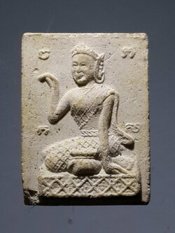 รหัสสินค้า พระไม่ทราบที่ 401 แม่นางกวักเนื้อผงหลังยันต์พระฉิมพลี ไม่ทราบที่