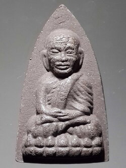 รหัสสินค้า หลวงปู่ทวด วัดต่างๆ 339 หลวงปู่ทวด วัดช้างให้ จังหวัดปัตตานี เนื้อว่าน พิมพ์เตารีด หลังตัวหนังสือนูน