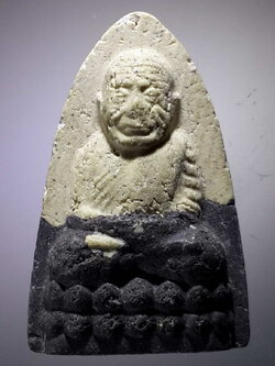 รหัสสินค้า หลวงปู่ทวด วัดต่างๆ 360 หลวงปู่ทวด เนื้อผงก้นครก สีทูโทน ขาวดำ ครูบาสมชาย อาศรมสถาน ต.หนองแหน จ.ฉเชิงเทรา ปี 2554 ฝังมวลสารกลางองค์ด้านหลัง