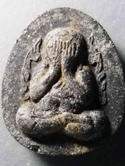 รหัสสินค้า พระปิดตา ทั่วไป 046 พระปิดตาเนื้อผงใบลาน พิมพ์กนกข้าง หลวงปู่เหรียญ วรลาโภ สำนักสงฆ์วังสวนจิตรลดา สร้างปี 2539 รุ่นถวายพระพร