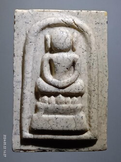 รหัสสินค้า พระมีกล่อง 3949 พระสมเด็จพิมพ์ไกเซอร์ ผสมมวลสารจิตรลดา แร่เหล็กน้ำพี้ วัดพระเชตุพนฯ กรุงเทพฯ สร้างปี 2540 โค้ดกรรมการ ก. กดหมายเลข 218